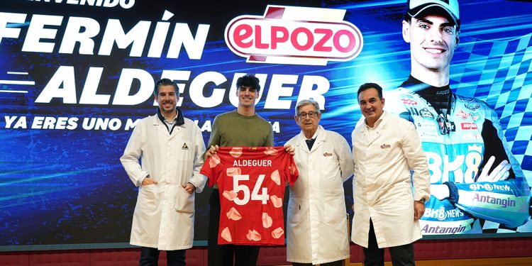 (de izquierda a derecha): La Dirección de El Pozo Alimentación, Juan Antonio Cánovas, José Fuertes y Rafael Fuertes, junto al piloto de MotoGP, Fermín Aldeguer. Fuente: El Pozo Alimentación.