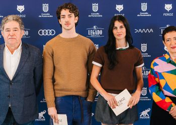 De izquierda a derecha, Miguel Anxo Fernández, alcalde de Pontevedra; los actores Manu Ríos y Milena Smit; y María Guerra, presidenta de AICE, durante el acto de presentación de Nominados. Fuente: ElPozo