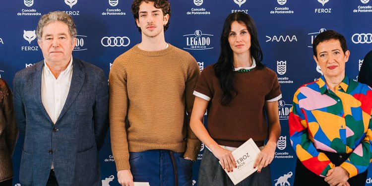 De izquierda a derecha, Miguel Anxo Fernández, alcalde de Pontevedra; los actores Manu Ríos y Milena Smit; y María Guerra, presidenta de AICE, durante el acto de presentación de Nominados. Fuente: ElPozo