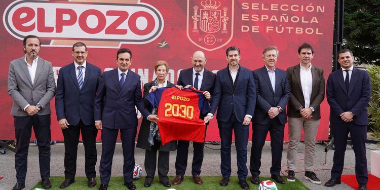 Pie de foto: Directivos de la RFEF y de El Pozo Alimentación, durante la presentación del acuerdo entre ambas organizaciones. Fuente: El Pozo Alimentación.