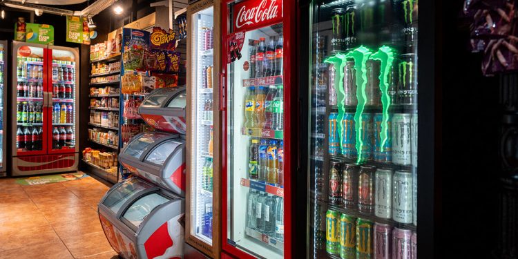 Casi la totalidad de los consumidores acude a comprar a tiendas de conveniencia. Fuente: Coca-Cola Europacific Partners.