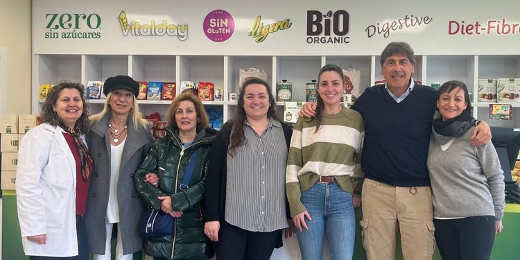 Trabajadoras de la tienda, junto al responsable de la misma, el director de Relaciones Institucionales y la responsable del área de Marketing Digital de Galletas Gullón. Fuente: Galletas Gullón.