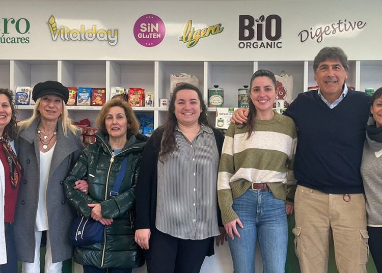Trabajadoras de la tienda, junto al responsable de la misma, el director de Relaciones Institucionales y la responsable del área de Marketing Digital de Galletas Gullón. Fuente: Galletas Gullón.