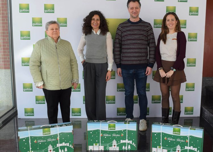De izquierda a derecha: Conchi Fernández, voluntaria de Cáritas; Lourdes Gullón, presidenta de Galletas Gullón; Óscar de la Fuente, sacerdote de Aguilar de Campoo; y Sheila Palomo, responsable de Gestión Ética de Galletas Gullón. Fuente: Galletas Gullón.