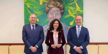 Juan Miguel Martínez Gabaldón, Lourdes Gullón y David Casañ. Fuente: Galletas Gullón.