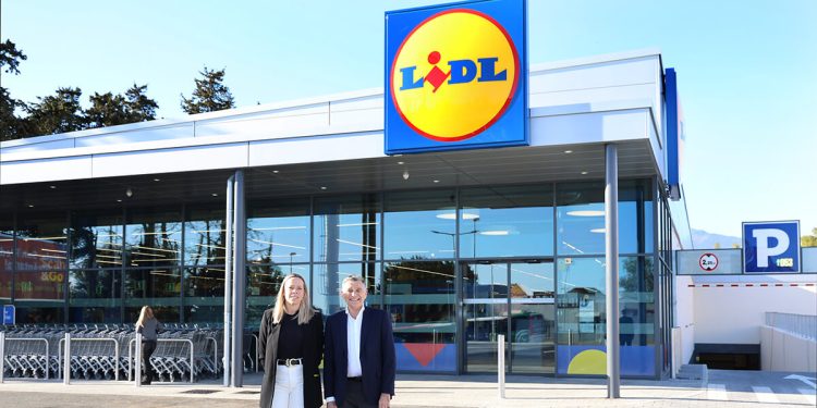 Sophie Chatel, directora regional de Lidl en Andalucía, y Javier García, teniente de alcalde de San Pedro Alcántara, en la nueva tienda. Fuente: Lidl.