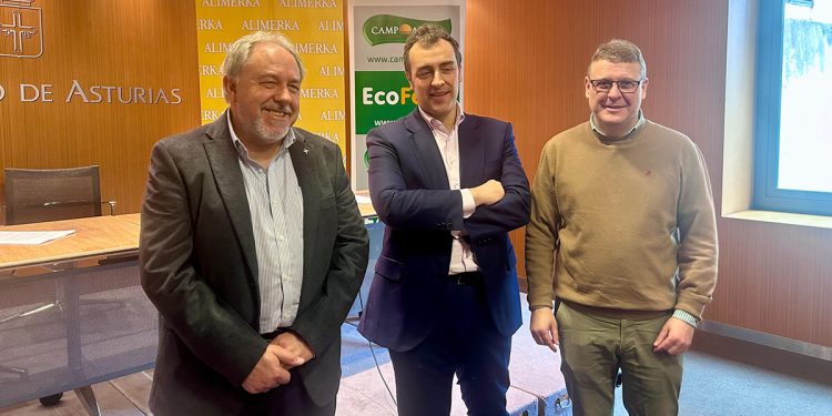 Presidente de Alimerka acompañado de representantes de Campoastur y Valcor en la firma del acuerdo. Fuente: Alimerka.