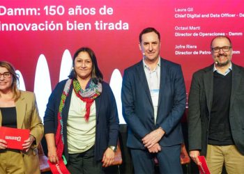 De izquierda a derecha: Inés Garcia, responsable de Comunicación Corporativa en Damm; Laura Gil, Chief Digital and Data Officer en Damm; Octavi Martí, director de operaciones en Damm; y Jofre Riera, director de patrocinios en Damm. Fuente: Damm.