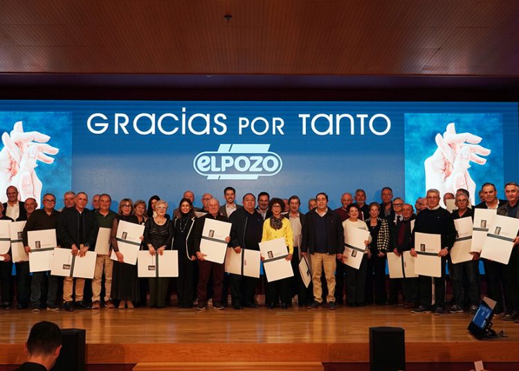 Imagen de los antiguos compañeros homenajeados durante la gala ‘Gracias por tanto’. Fuente: El Pozo Alimentación.