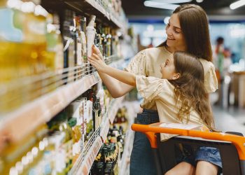 Las mujeres lideran las decisiones de compra de productos de consumo habitual. Fuente: Gelt.