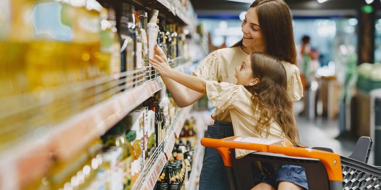 Las mujeres lideran las decisiones de compra de productos de consumo habitual. Fuente: Gelt.
