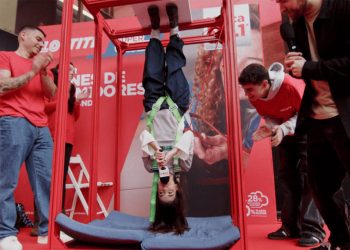 Loctite SuperGlue-3 vuelve a mostrar su fuerza extrema en un evento que desafía la gravedad. Fuente: Henkel.