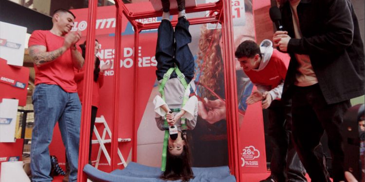 Loctite SuperGlue-3 vuelve a mostrar su fuerza extrema en un evento que desafía la gravedad. Fuente: Henkel.