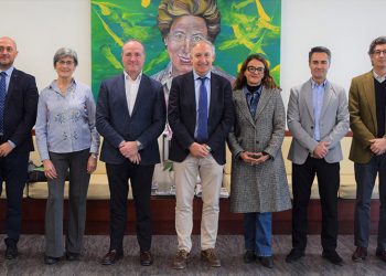 De izquierda a derecha, Javier Urbón, director de Relaciones Institucionales de Gullón, Julio Díez Casero, vicerrector de la UVa en Palencia, Felicidad Ronda, profesora de Tecnología de los Alimentos, David Casañ. Fuente: Gullón