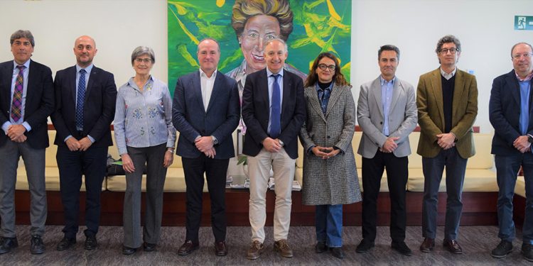 De izquierda a derecha, Javier Urbón, director de Relaciones Institucionales de Gullón, Julio Díez Casero, vicerrector de la UVa en Palencia, Felicidad Ronda, profesora de Tecnología de los Alimentos, David Casañ. Fuente: Gullón