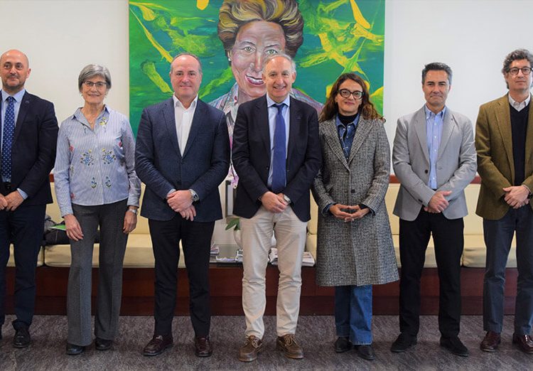 De izquierda a derecha, Javier Urbón, director de Relaciones Institucionales de Gullón, Julio Díez Casero, vicerrector de la UVa en Palencia, Felicidad Ronda, profesora de Tecnología de los Alimentos, David Casañ. Fuente: Gullón