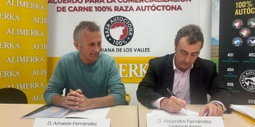 Amable Fernández y Alejandro Fernández en la firma del acuerdo. Fuente: Alimerka. Fuente: Alimerka.