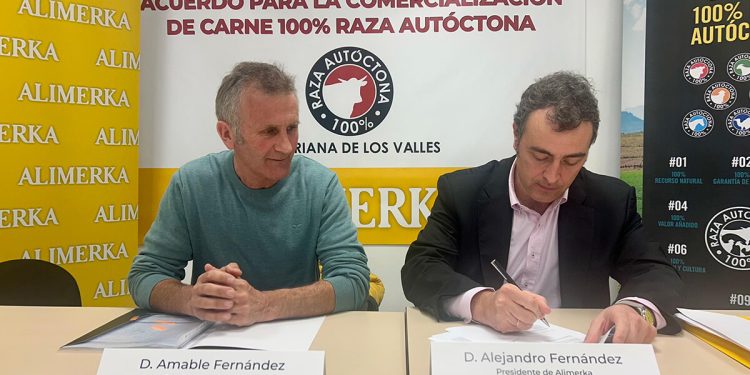 Amable Fernández y Alejandro Fernández en la firma del acuerdo. Fuente: Alimerka. Fuente: Alimerka.