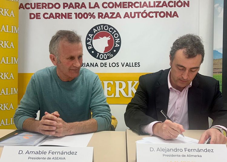 Amable Fernández y Alejandro Fernández en la firma del acuerdo. Fuente: Alimerka. Fuente: Alimerka.