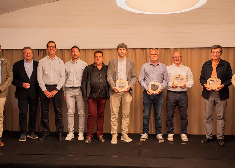 Representantes de la IGP Poma de Girona, autoridades y el nutricionista Julio Basulto, el viernes en Pals durante la asamblea. Fuente: Jordi Renart / Poma de Girona.