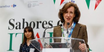 Elodie Perthuisot presenta la Semana de Italia. Fuente: Carrefour.
