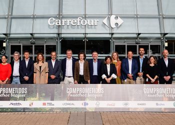 Foto familia Comprometidos con nuestros bosques. Fuente: Carrefour.