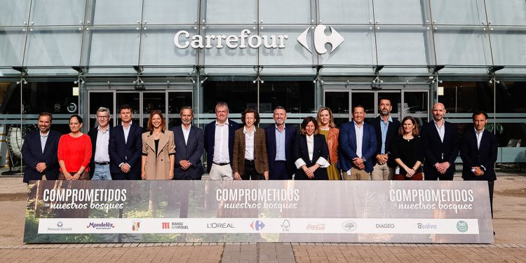 Foto familia Comprometidos con nuestros bosques. Fuente: Carrefour.