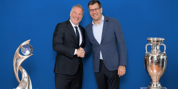 Guy-Laurent Epstein, director de Marketing de la UEFA (izquierda) y Jens Thiemer, chief customer officer de Lidl Internacional (derecha). Fuente: Lidl.