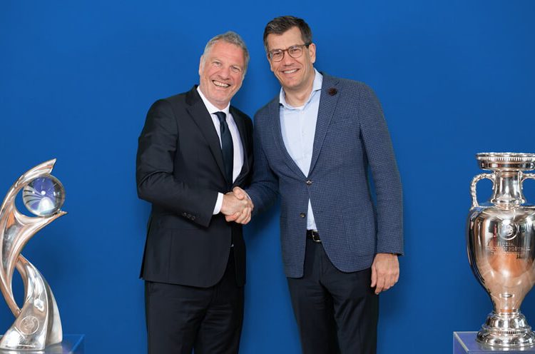 Guy-Laurent Epstein, director de Marketing de la UEFA (izquierda) y Jens Thiemer, chief customer officer de Lidl Internacional (derecha). Fuente: Lidl.