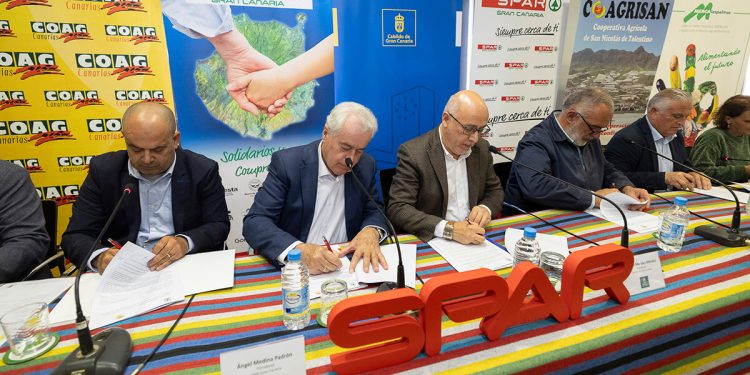 Firma del convenio de Spar Gran Canaria con las diferentes autoridades y representantes. Fuente: Spar Gran Canaria.