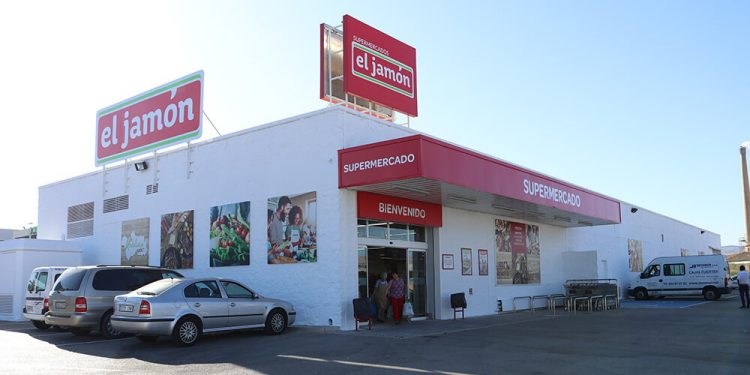 Supermercados El Jamón implanta nuevos puntos de recarga eléctrica de la mano de Eranovum. Fuente: Supermercados El Jamón.