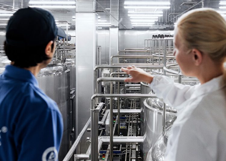 Las soluciones de Tetra Pak ayudan al sector lácteo a lograr avances en descarbonización y eficiencia. Fuente: Tetra Pak.