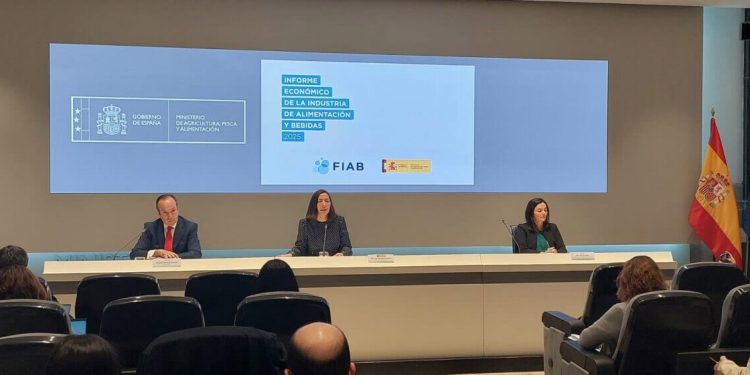 Mauricio García de Quevedo, director general de FIAB; Ana Rodríguez Castaño, secretaria general de Recursos Agrarios y Seguridad Alimentaria del MAPA; y Karina Perira, directora de Finanzas, Estudios Económicos y Talento de FIAB. Fuente: FIAB.