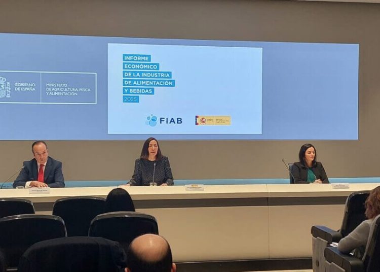 Mauricio García de Quevedo, director general de FIAB; Ana Rodríguez Castaño, secretaria general de Recursos Agrarios y Seguridad Alimentaria del MAPA; y Karina Perira, directora de Finanzas, Estudios Económicos y Talento de FIAB. Fuente: FIAB.