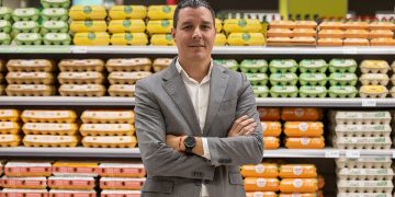 Roberto Suárez, responsable de la sección de huevos del Departamento de Comercial de HiperDino. Fuente: HiperDino