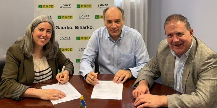 De Izda-dcha: Usue Vallejo - Alejandro Mtez. Berriochoa y José Ant. Pérez. Fuente: Eroski.