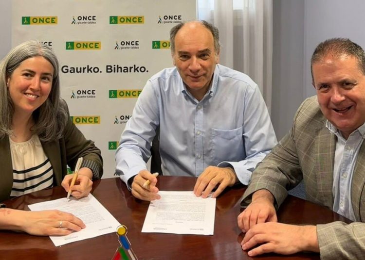 De Izda-dcha: Usue Vallejo - Alejandro Mtez. Berriochoa y José Ant. Pérez. Fuente: Eroski.