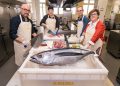 De izda. a dcha.: Armando Prendes, responsable de Pescadería Alimerka; Florentino Menéndez, cocinero de la Cocina Económica; Antonio Blanco, director Fundación Alimerka y Mar Prieto, presidenta Cocina Económica Oviedo. Fuente: Alimerka.