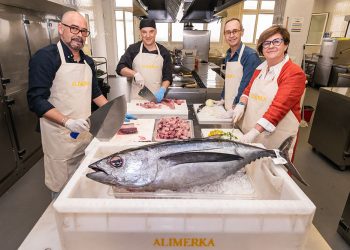 De izda. a dcha.: Armando Prendes, responsable de Pescadería Alimerka; Florentino Menéndez, cocinero de la Cocina Económica; Antonio Blanco, director Fundación Alimerka y Mar Prieto, presidenta Cocina Económica Oviedo. Fuente: Alimerka.
