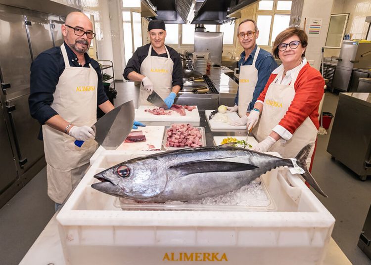 De izda. a dcha.: Armando Prendes, responsable de Pescadería Alimerka; Florentino Menéndez, cocinero de la Cocina Económica; Antonio Blanco, director Fundación Alimerka y Mar Prieto, presidenta Cocina Económica Oviedo. Fuente: Alimerka.
