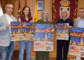 De izquierda a derecha: Nacho Martínez, de Gráficas SERGU; Sheila Palomo, responsable de Gestión Ética de Galletas Gullón; María José Ortega, alcaldesa de Aguilar de Campoo; Magali Corada, concejala de Bienestar Social, y Giovanni Peláez, concejal de Festejos. Fuente: Galletas Gullón.