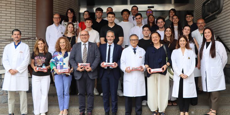 Imagen de los participantes del programa formativo UMU Business Talent 2026, junto a Tomás Fuertes, presidente de Grupo Fuertes, y el rector de la UMU, Samuel Baixauli. Fuente: Grupo Fuertes.