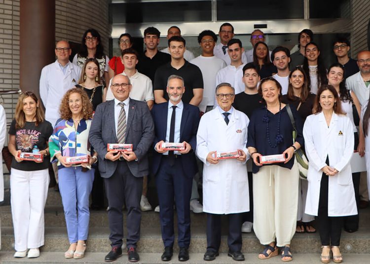 Imagen de los participantes del programa formativo UMU Business Talent 2026, junto a Tomás Fuertes, presidente de Grupo Fuertes, y el rector de la UMU, Samuel Baixauli. Fuente: Grupo Fuertes.