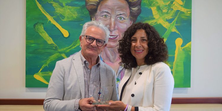 Manuel Maza, presidente de la Hermandad y Lourdes Gullón, presidenta de Gullón. Fuente: Galletas Gullón.