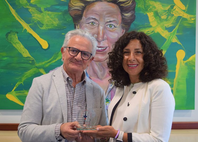 Manuel Maza, presidente de la Hermandad y Lourdes Gullón, presidenta de Gullón. Fuente: Galletas Gullón.