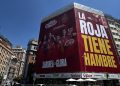 ElPozo despliega una gran lona en pleno centro de Madrid para reforzar su apoyo a la Selección Española. Fuente: ElPozo Alimentación.