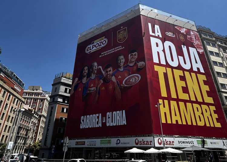 ElPozo despliega una gran lona en pleno centro de Madrid para reforzar su apoyo a la Selección Española. Fuente: ElPozo Alimentación.