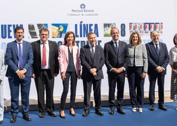 De izquierda a derecha: Carmen del Río, directora de Operaciones de Pernod Ricard España; José Manuel Caballero Serrano, vicepresidente Segundo de Castilla-La Mancha; Jaime Pavón Sánchez, alcalde de Las Labores; Kareen Rispal, embajadora de Francia en España; Emiliano García-Page, presidente de Castilla-La Mancha; Sébastien Mouquet, director general de Pernod Ricard Iberia; Patricia Franco Jiménez, consejera de Economía, Empresas y Empleo de Castilla-La Mancha; Antonio Lillo Torres, director de Relaciones Institucionales y vicepresidente de Espirituosos de España; Nathalie Berthy, cónsul general de Francia en Madrid; Blanca Fernández, delegada de la Junta de Comunidades de Castilla-La Mancha en Ciudad Real. Fuente: Pernod Ricard España.