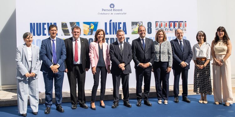 De izquierda a derecha: Carmen del Río, directora de Operaciones de Pernod Ricard España; José Manuel Caballero Serrano, vicepresidente Segundo de Castilla-La Mancha; Jaime Pavón Sánchez, alcalde de Las Labores; Kareen Rispal, embajadora de Francia en España; Emiliano García-Page, presidente de Castilla-La Mancha; Sébastien Mouquet, director general de Pernod Ricard Iberia; Patricia Franco Jiménez, consejera de Economía, Empresas y Empleo de Castilla-La Mancha; Antonio Lillo Torres, director de Relaciones Institucionales y vicepresidente de Espirituosos de España; Nathalie Berthy, cónsul general de Francia en Madrid; Blanca Fernández, delegada de la Junta de Comunidades de Castilla-La Mancha en Ciudad Real. Fuente: Pernod Ricard España.