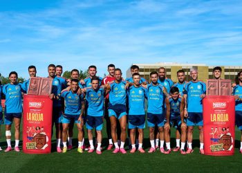 La Selección Española posa con las tabletas La Roja de Nestlé Extrafino. Fuente: Nestlé.
